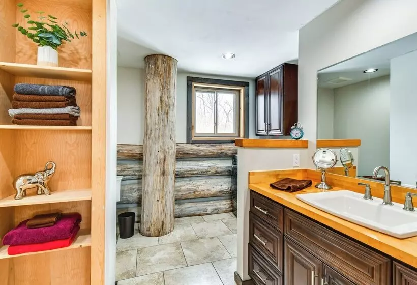Perfect For Families: Custom Built Harrison Cabin!