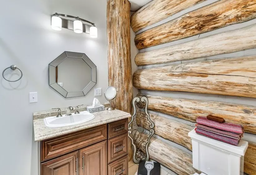 Perfect For Families: Custom Built Harrison Cabin!