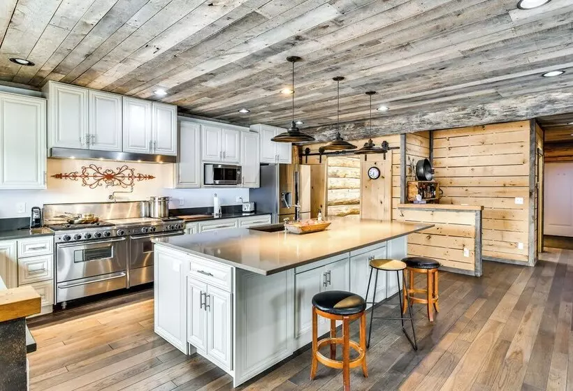 Perfect For Families: Custom Built Harrison Cabin!