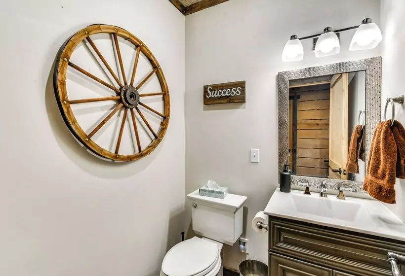 Perfect For Families: Custom Built Harrison Cabin!