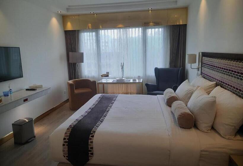 هتل Razmoni Isha Kha International