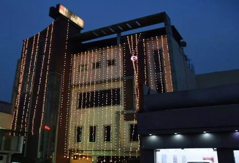 ホテル Treebo Red Petal Jalandhar