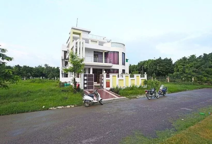Oyo 10198 Hotel Aris
