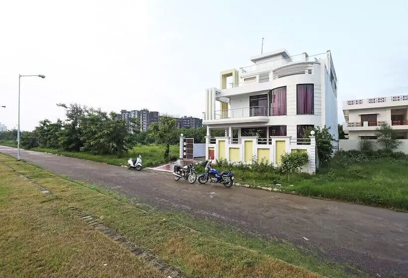 Oyo 10198 Hotel Aris