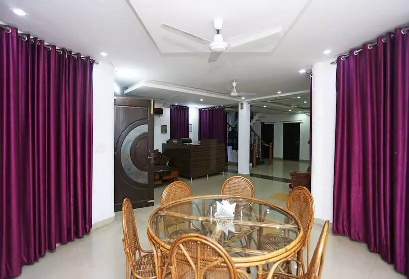 Oyo 10198 Hotel Aris