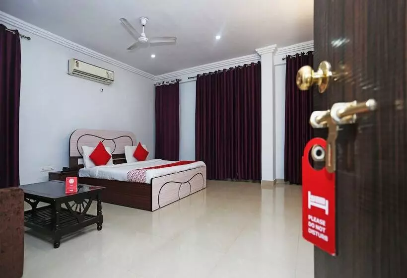 Oyo 10198 Hotel Aris