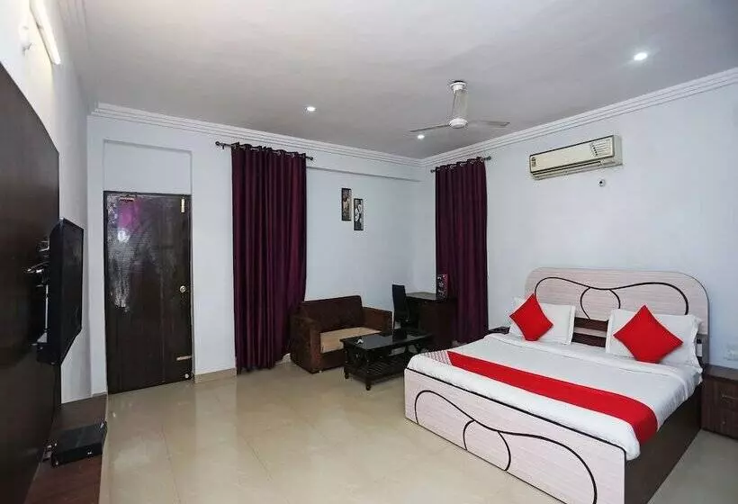 Oyo 10198 Hotel Aris