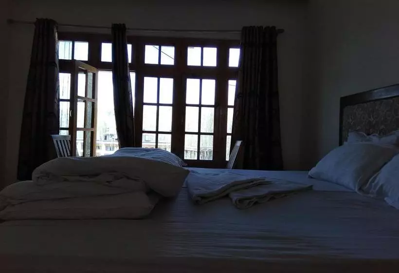 Hotel Tsaskan