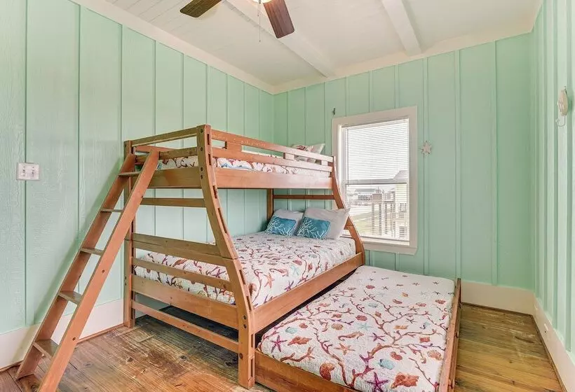 Walk To Beach: Home W/ Hot Tub & Deck In Gilchrist
