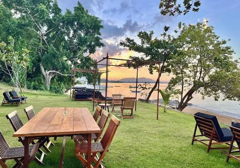 Hotelli Vows Villa Beachfront