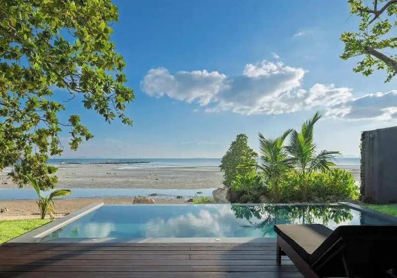 Hotelli Vows Villa Beachfront