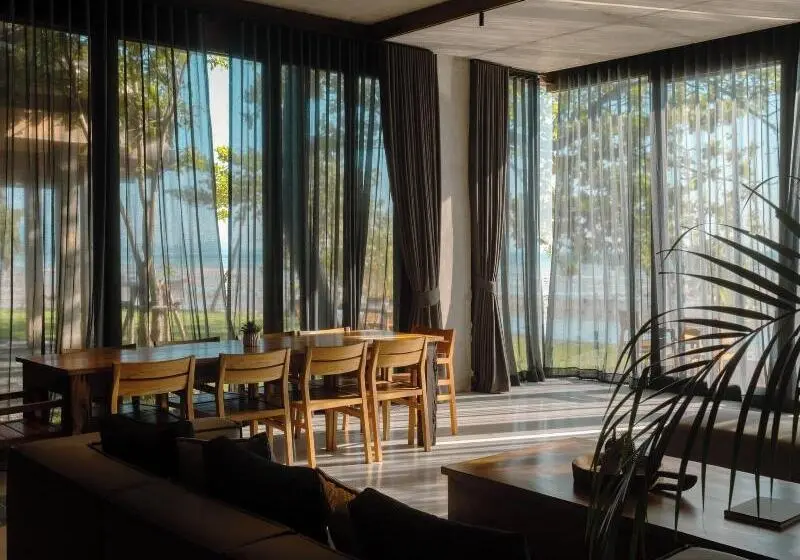 Hotelli Vows Villa Beachfront