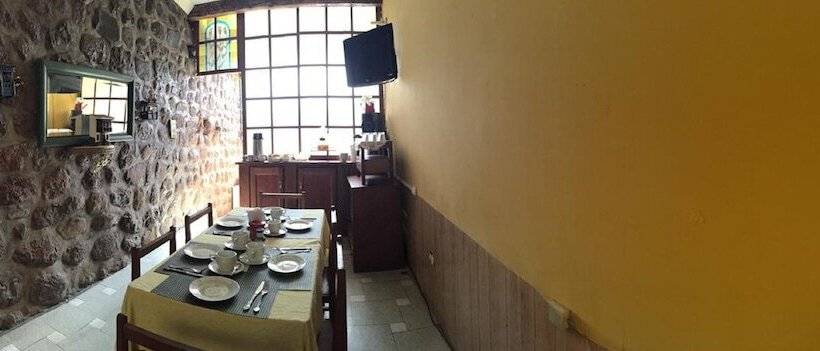 Blacky Hostel And Apartments