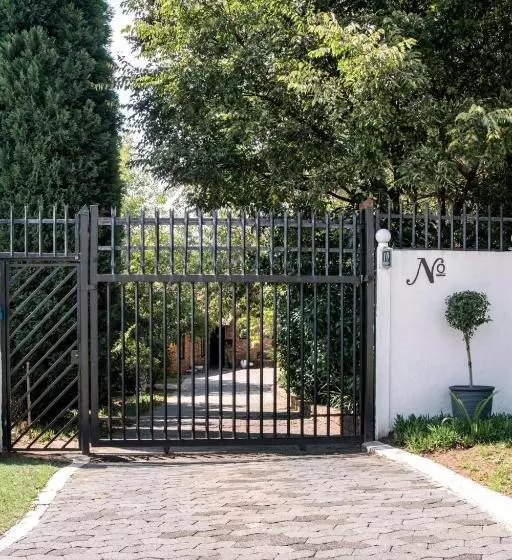 هتل The Bedford Manor