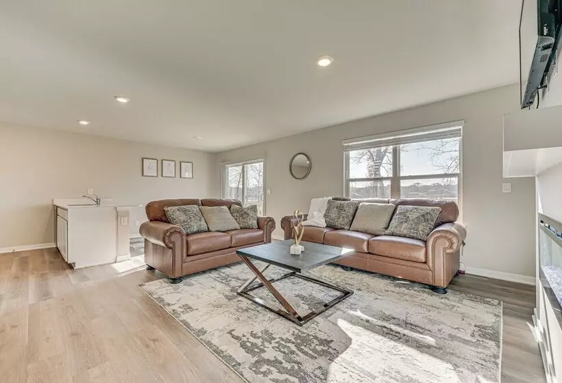 15 Mi To Dtwn Des Moines: Pet Friendly Waukee Home