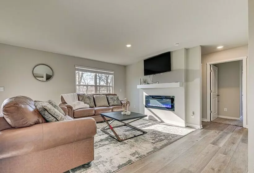 15 Mi To Dtwn Des Moines: Pet Friendly Waukee Home