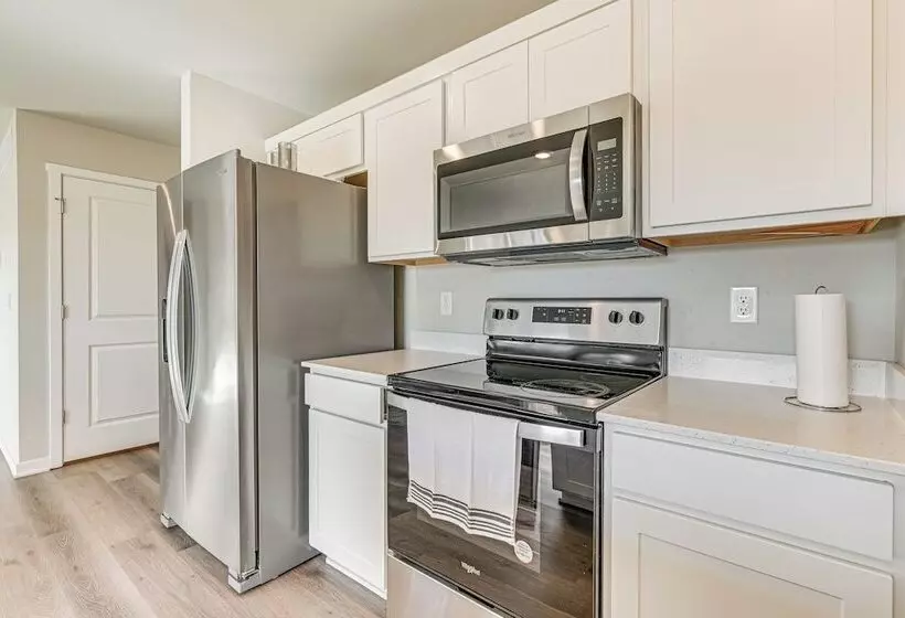15 Mi To Dtwn Des Moines: Pet Friendly Waukee Home