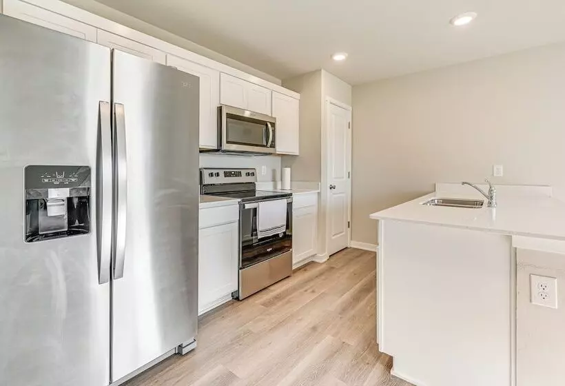 15 Mi To Dtwn Des Moines: Pet Friendly Waukee Home