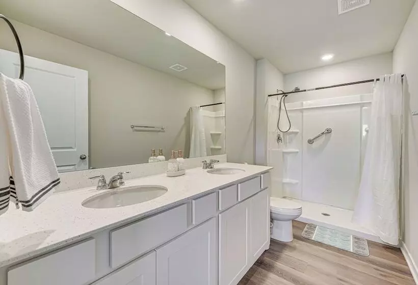 15 Mi To Dtwn Des Moines: Pet Friendly Waukee Home