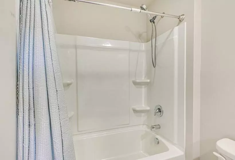 15 Mi To Dtwn Des Moines: Pet Friendly Waukee Home
