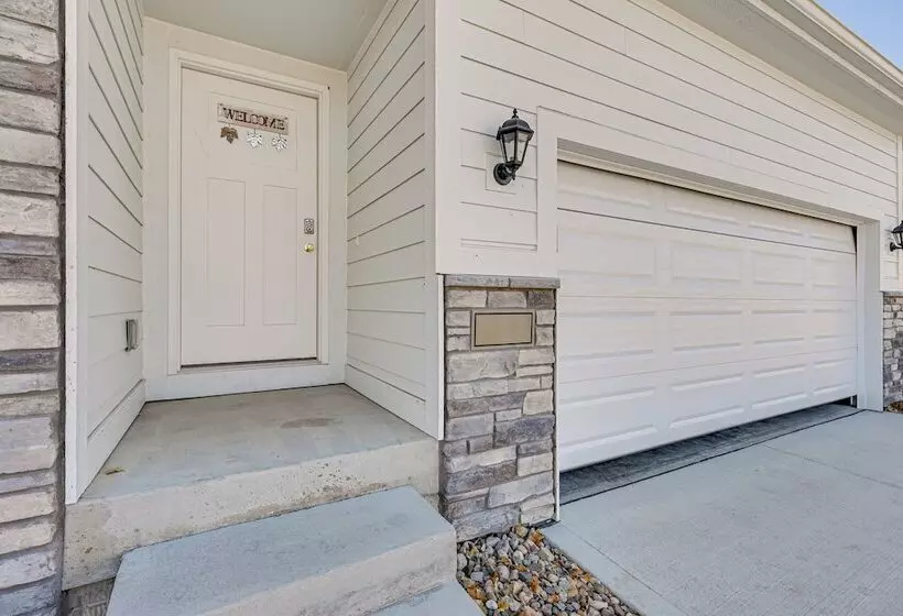 15 Mi To Dtwn Des Moines: Pet Friendly Waukee Home