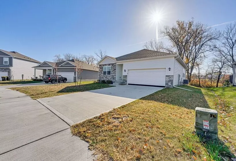 15 Mi To Dtwn Des Moines: Pet Friendly Waukee Home