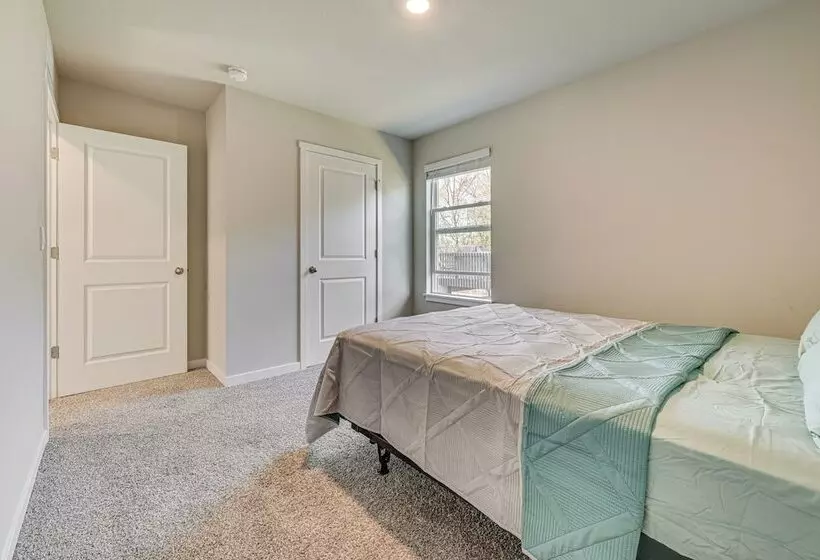 15 Mi To Dtwn Des Moines: Pet Friendly Waukee Home