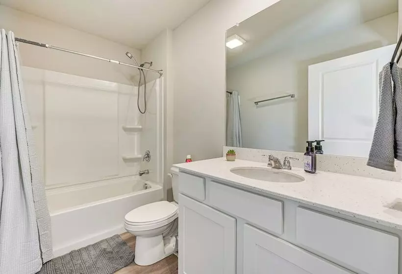 15 Mi To Dtwn Des Moines: Pet Friendly Waukee Home