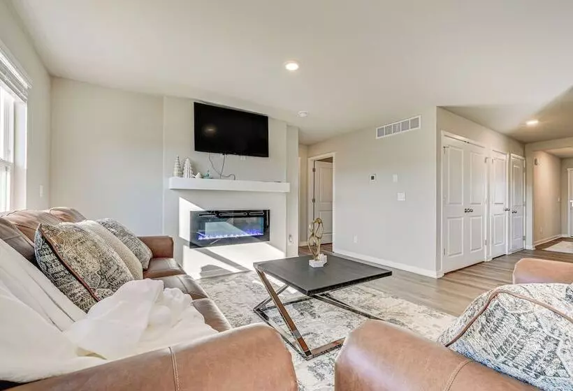 15 Mi To Dtwn Des Moines: Pet Friendly Waukee Home