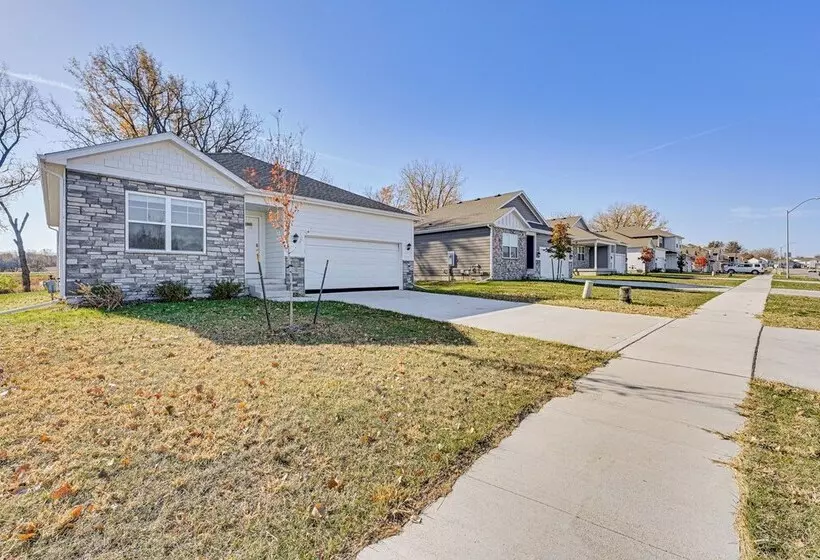 15 Mi To Dtwn Des Moines: Pet Friendly Waukee Home