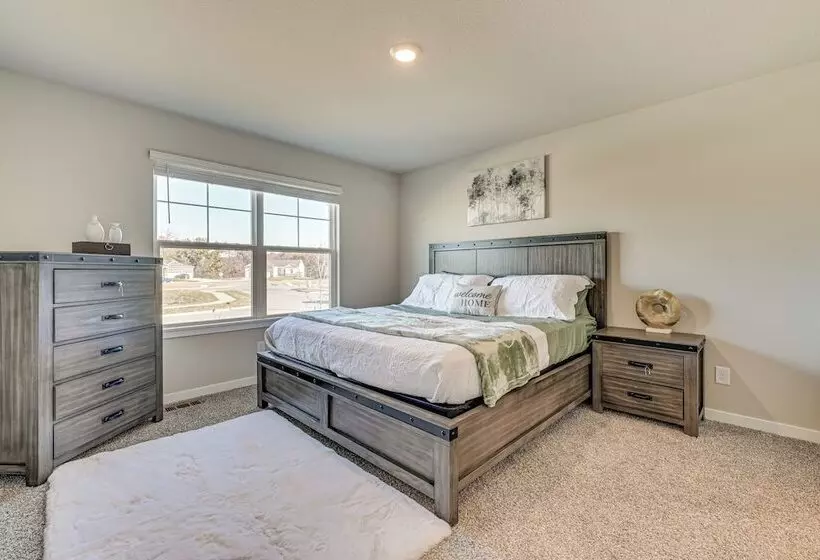 15 Mi To Dtwn Des Moines: Pet Friendly Waukee Home