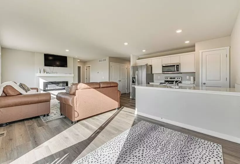 15 Mi To Dtwn Des Moines: Pet Friendly Waukee Home