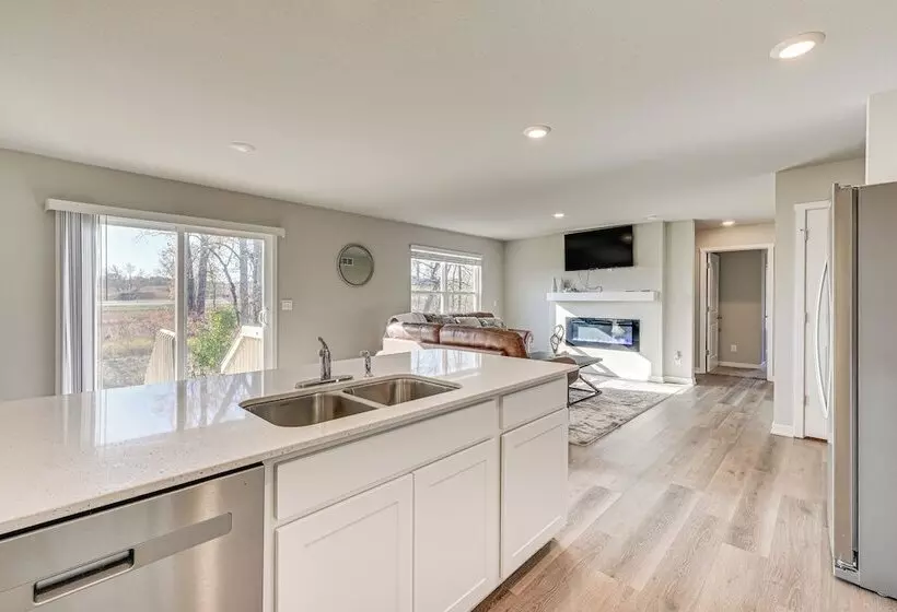 15 Mi To Dtwn Des Moines: Pet Friendly Waukee Home