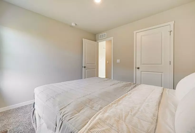 15 Mi To Dtwn Des Moines: Pet Friendly Waukee Home