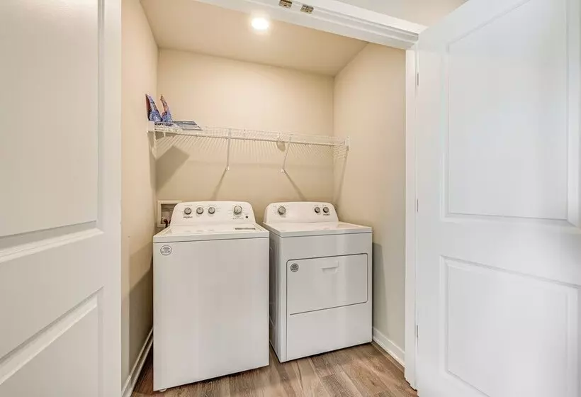 15 Mi To Dtwn Des Moines: Pet Friendly Waukee Home