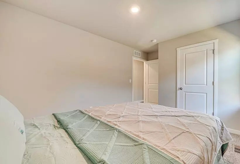 15 Mi To Dtwn Des Moines: Pet Friendly Waukee Home