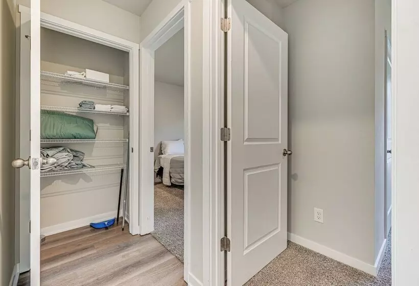 15 Mi To Dtwn Des Moines: Pet Friendly Waukee Home