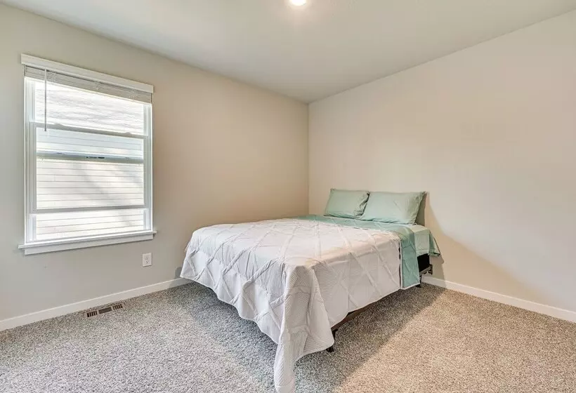 15 Mi To Dtwn Des Moines: Pet Friendly Waukee Home