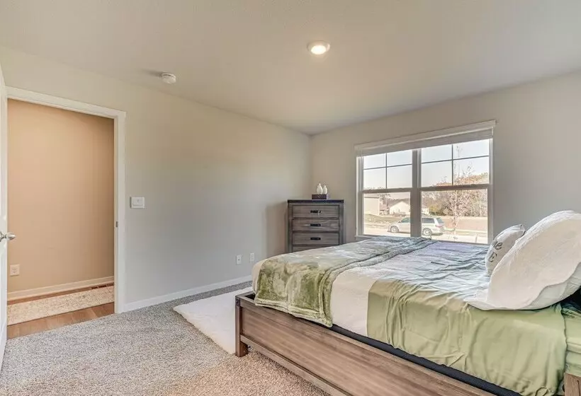 15 Mi To Dtwn Des Moines: Pet Friendly Waukee Home