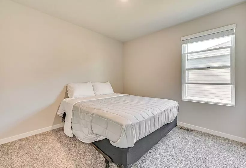 15 Mi To Dtwn Des Moines: Pet Friendly Waukee Home