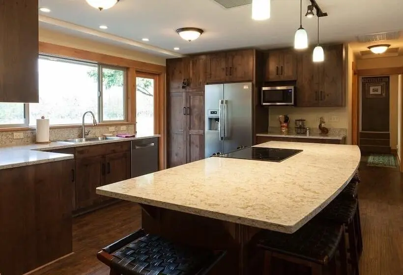Hood View 4 Bedroom Cabin By Redawning