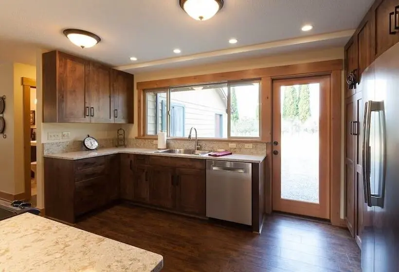 Hood View 4 Bedroom Cabin By Redawning