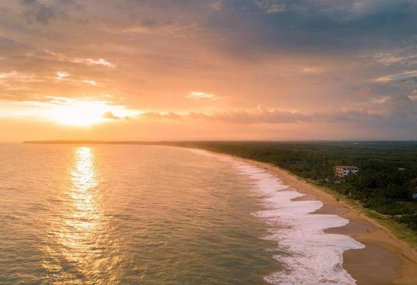 Отель Nirvana Beach Boutique