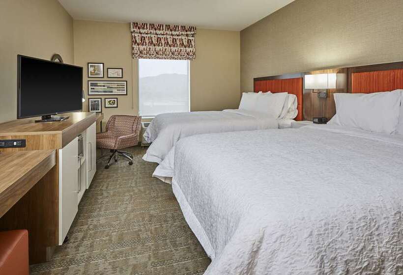 בית מלון כפרי Hampton Inn & Suites Roseburg