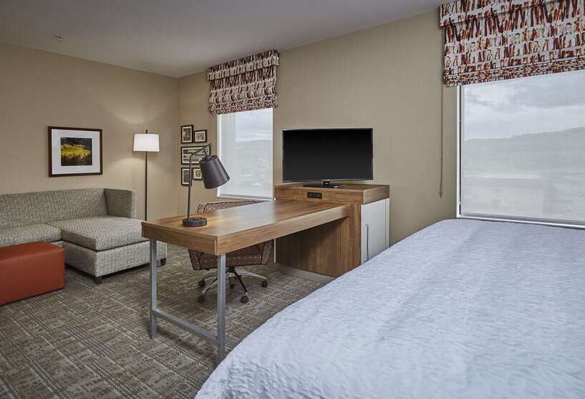 בית מלון כפרי Hampton Inn & Suites Roseburg