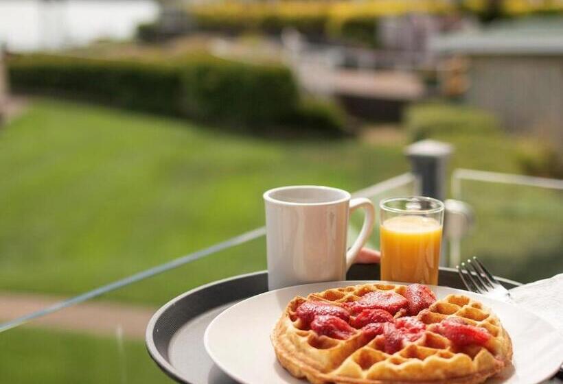 Отель Sidney Waterfront Inn & Suites