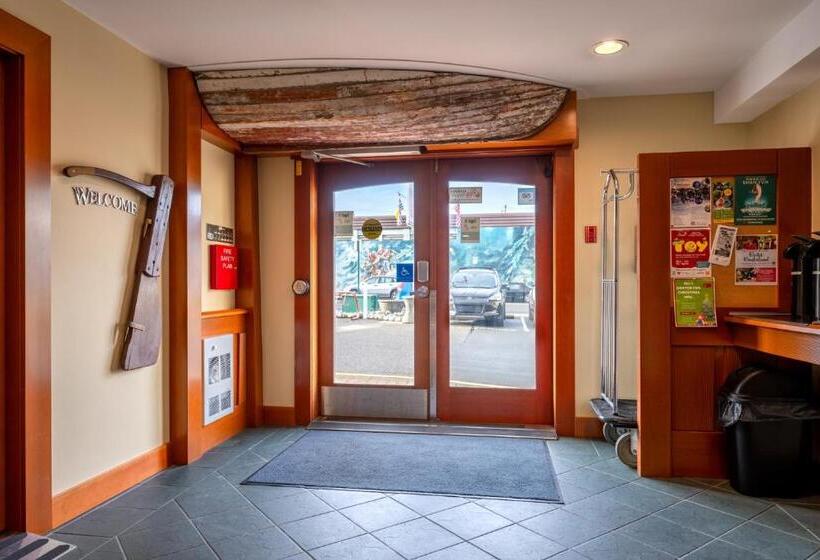 Отель Sidney Waterfront Inn & Suites