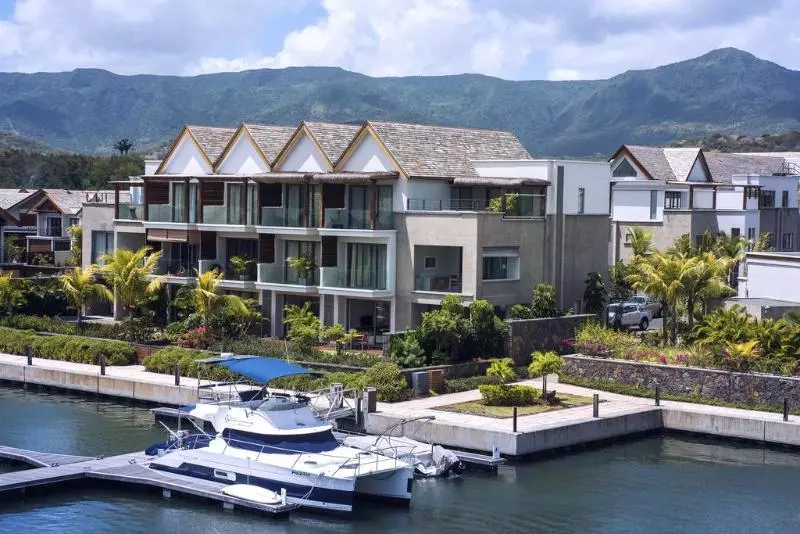 هتل West Island Resort