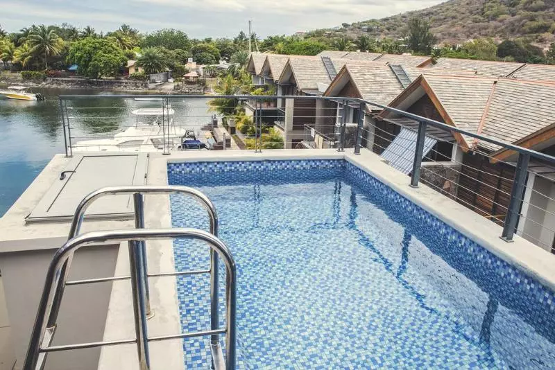 هتل West Island Resort