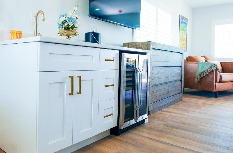 فندق Ivory Sands Beach Suites